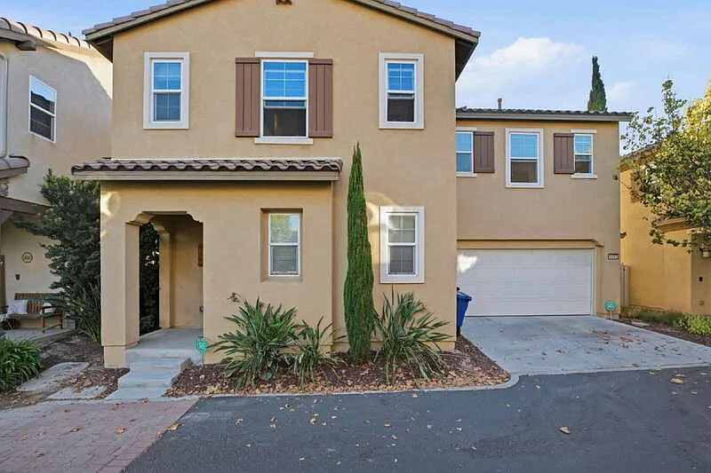 3 bed, 2.5 bath, 1610 sqft, $4,595 — Photo 2