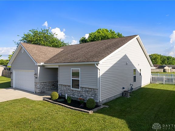 3rd image of 102 Hill Cir