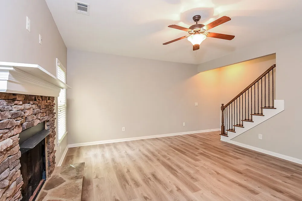 4 bed, 2.0 bath, 2206 sqft, $2,075 — Photo 4