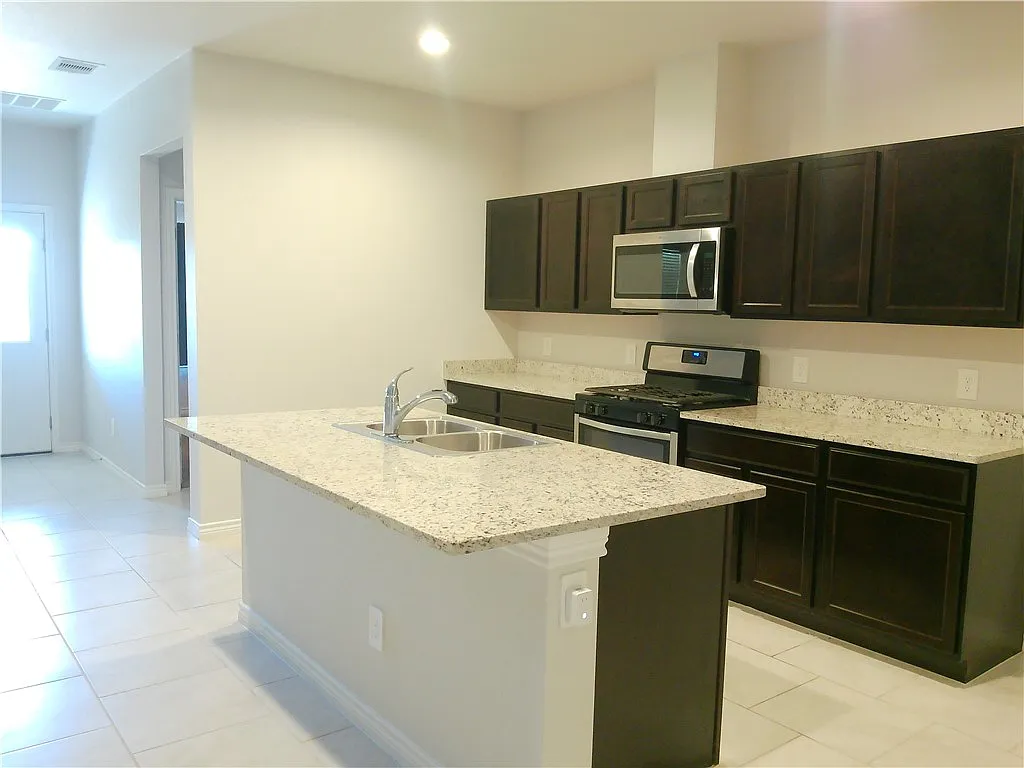 3 bed, 2.0 bath, 1596 sqft, $2,200 — Photo 4
