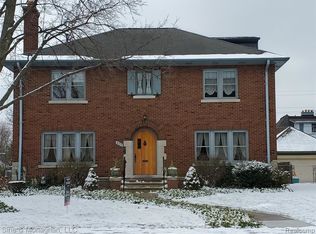 809 Lakepointe St, Grosse Pointe Park, MI 48230