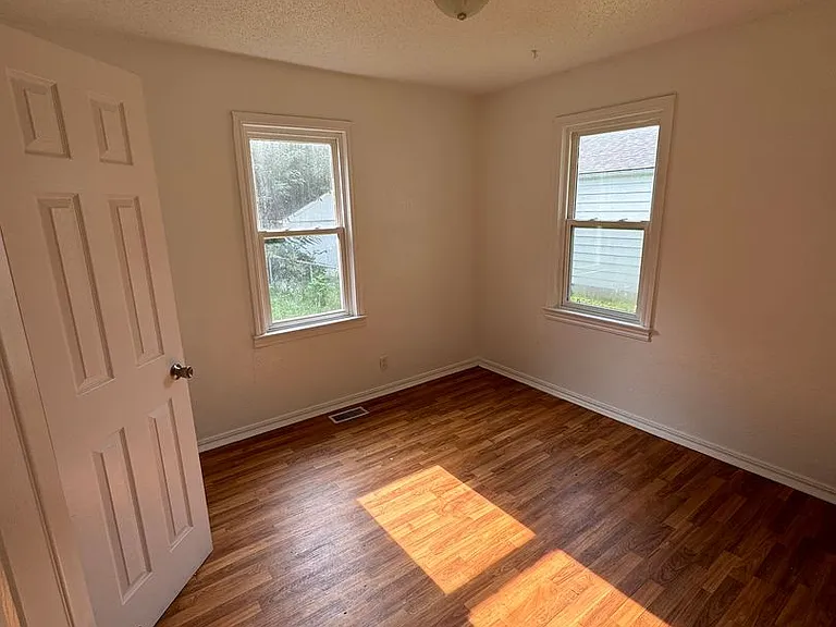 704 S Forest Ave — Photo 7