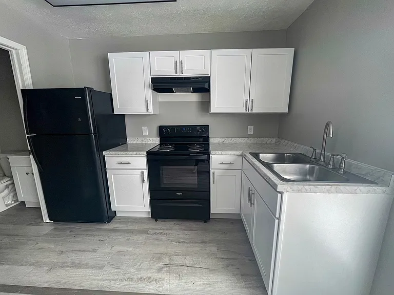 Clinic Court Apartments — Photo 41