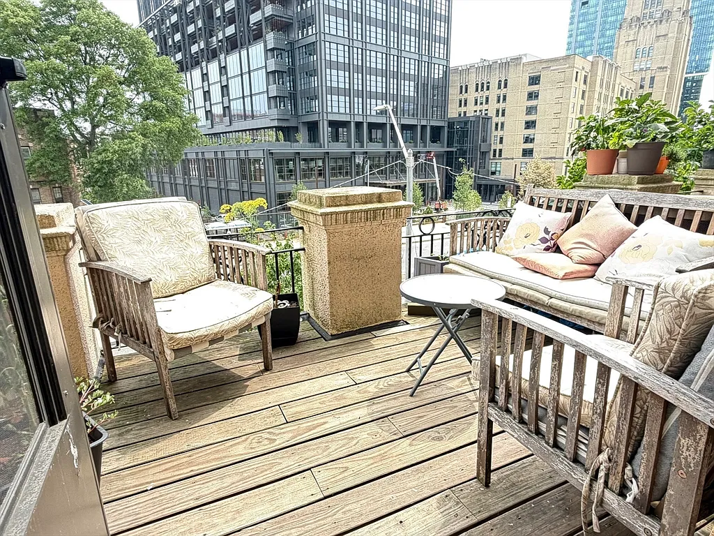 3 bed, 1.0 bath, 1000 sqft, $4,800 — Photo 1