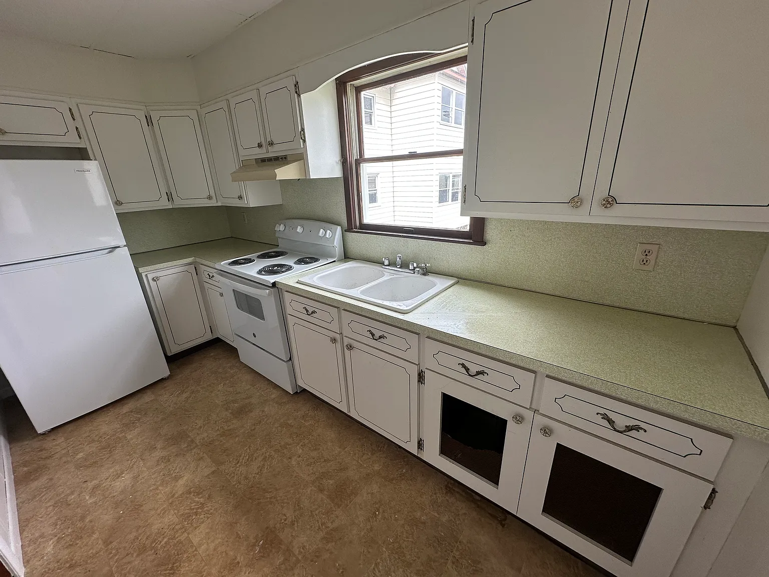 962 Ridge Ave — Photo 2