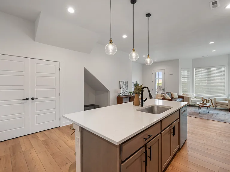 1121 SW 11th St — Photo 10