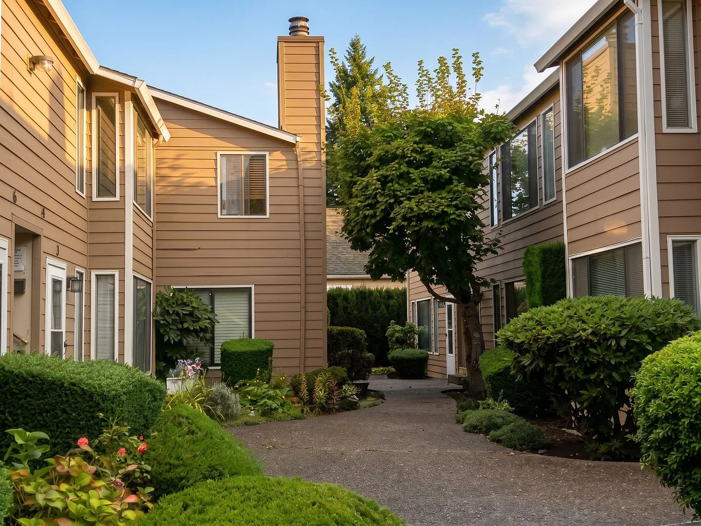 2 Bed Townhome in Heart of Sellwood, Brand New Flooring & AC Minisplits — Photo 1
