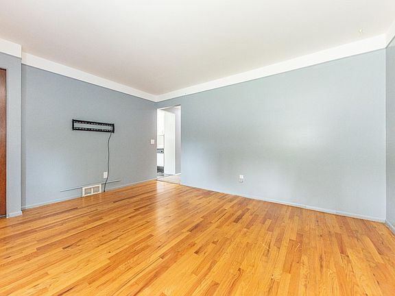 5th image of 1705 Smith St