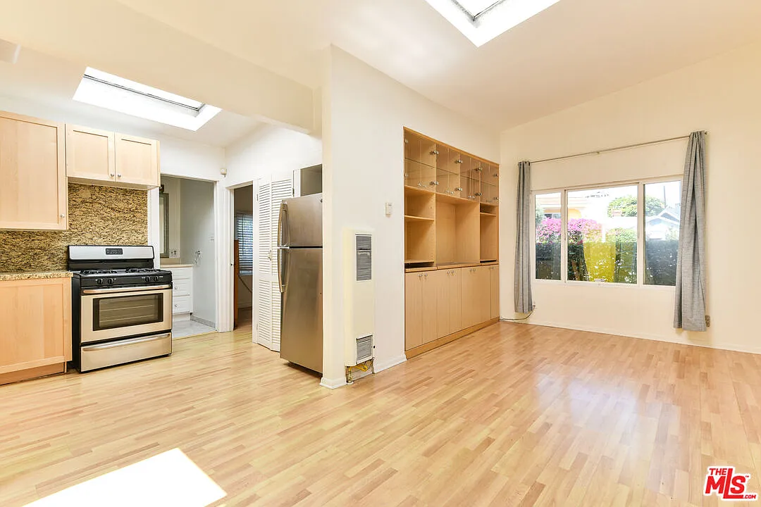 Photo 1 of 14 - 420 Altair Pl #A - Venice, CA Primary Photo - 420 Altair Pl #A