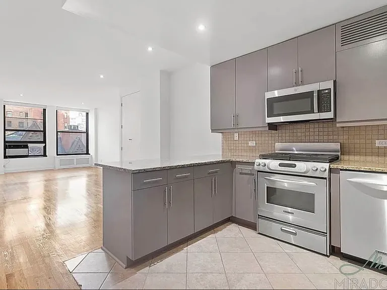 270 Park Ave S #8C — Photo 2