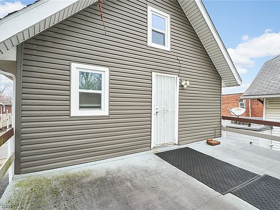 4th image of 885 Brown St
