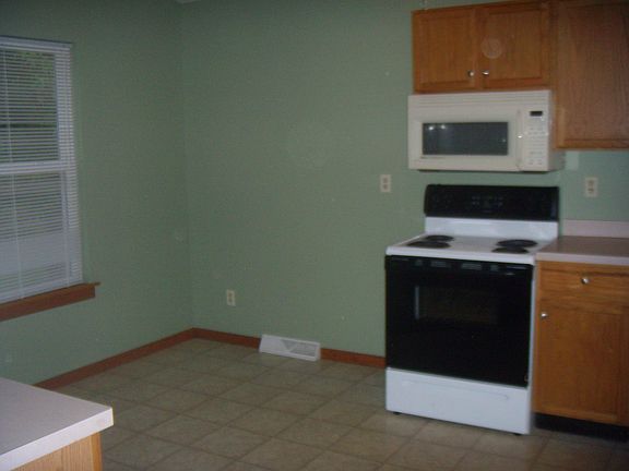 4th image of 305 Waverly Ave