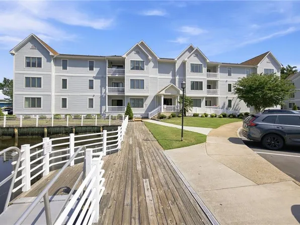 5 Harbor Watch Dr Unit 413, Chesapeake, VA 23320