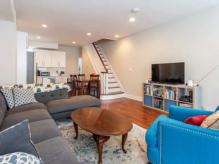 1711 Latona St — Photo 2