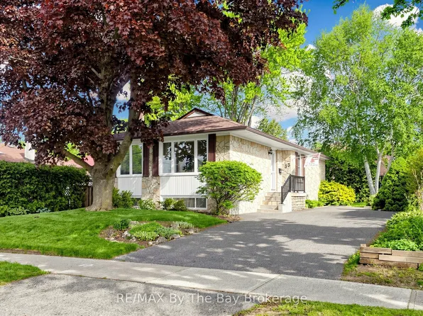 33 Ada Cres, Toronto, ON M1P 4A9