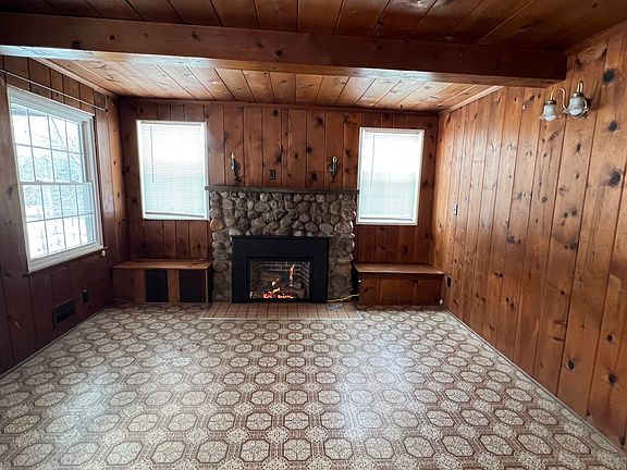 Living room with gas insert