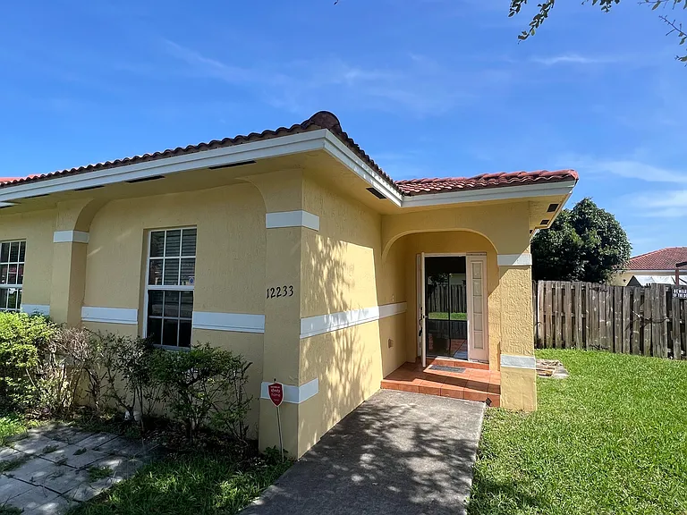 12233 SW 215th Ter — Photo 4