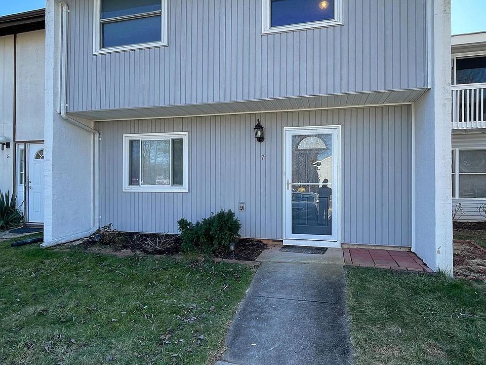 1st image of 7 Carolina Ct
