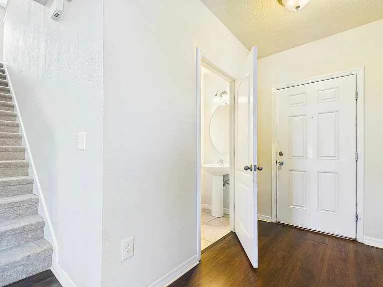 14517 Dunrobin Dr — Photo 24