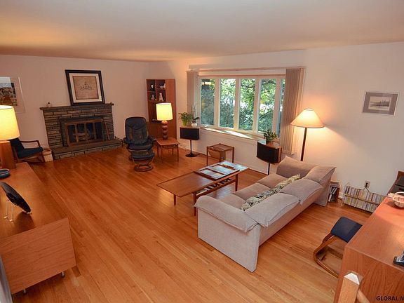 5th image of 18 Northcrest Dr
