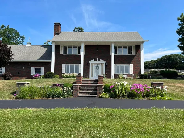 329 Breezy Country Ln, Altoona, PA 16601