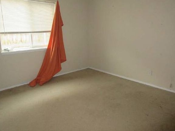 5th image of 923 N Owen Ave