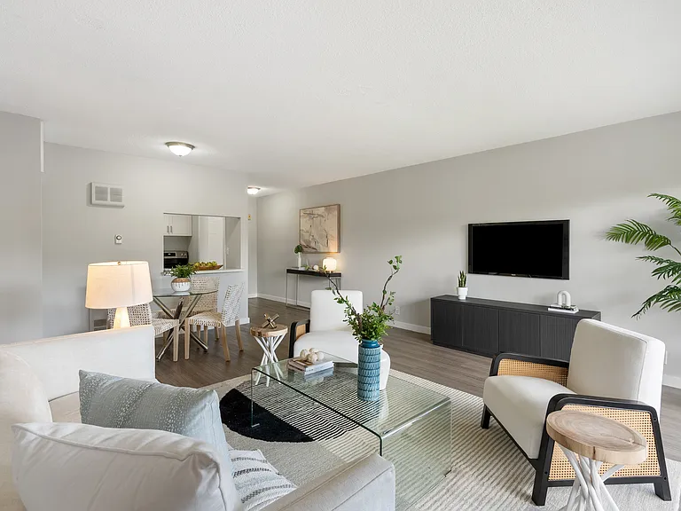 550 NE 20th St #8 — Photo 3