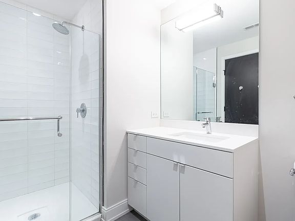 2nd image of 943 W Belmont Ave #403
