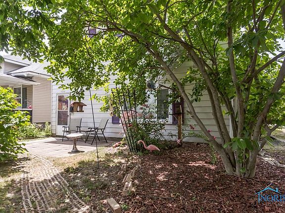 3rd image of 122 Walnut St