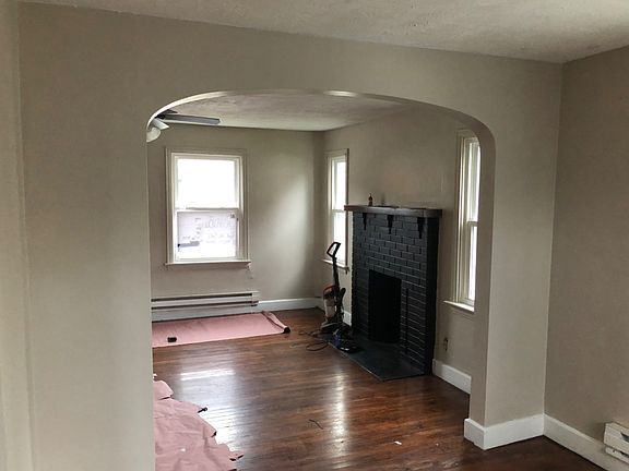 3rd image of 725 E Market St