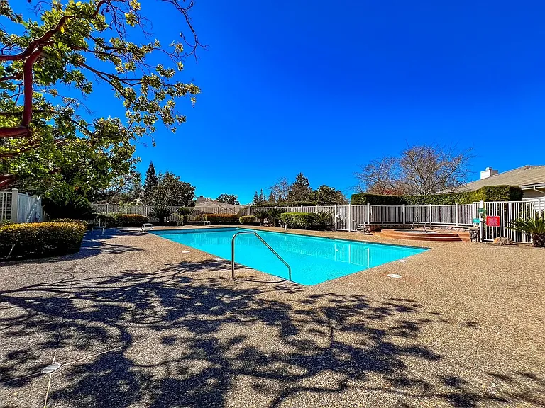 945 Augusta Cir — Photo 43