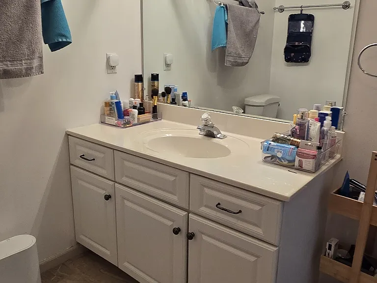 Shared full bathroom at the second floor