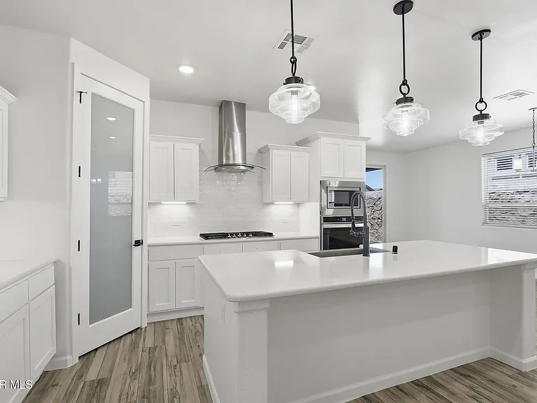 253 Farnborough St — Photo 18
