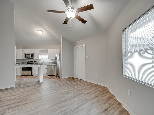 1313 Elm St — Photo 2