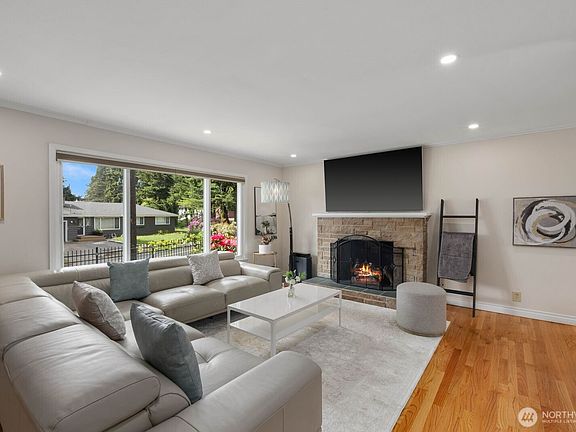 5th image of 826 S 200th Street