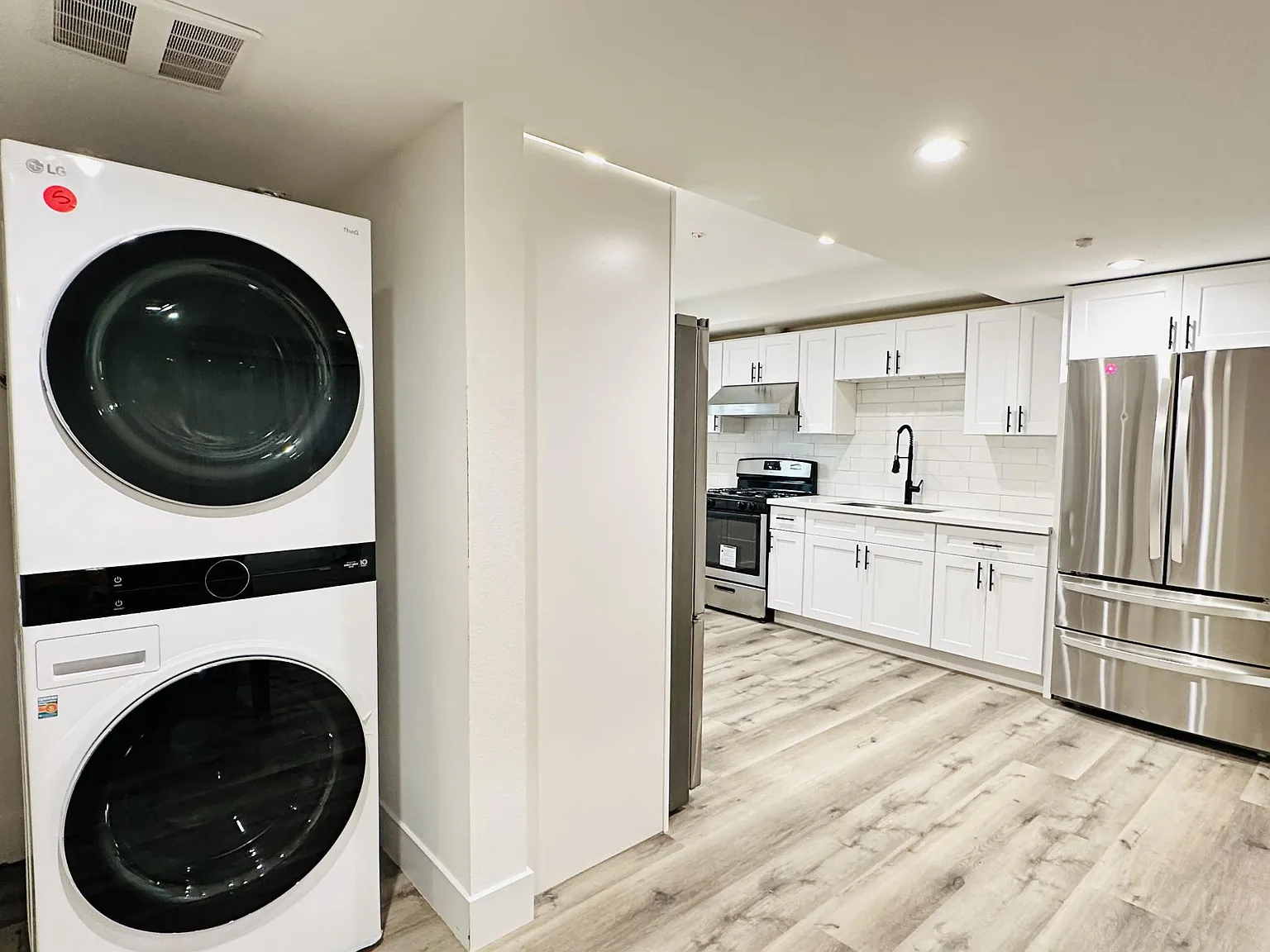 11 bed, 3499 sqft, $1,049 — Photo 3