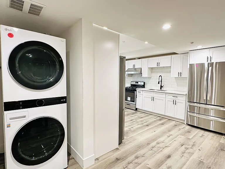 1532 W 37th St #6 — Photo 3