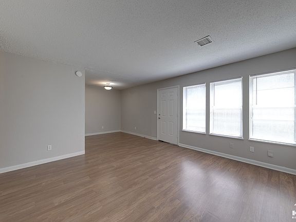 3rd image of 1128 S Everett Ave