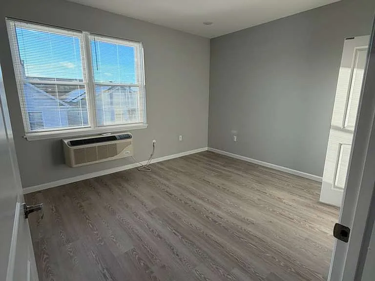 10 Lake St #2 — Photo 2