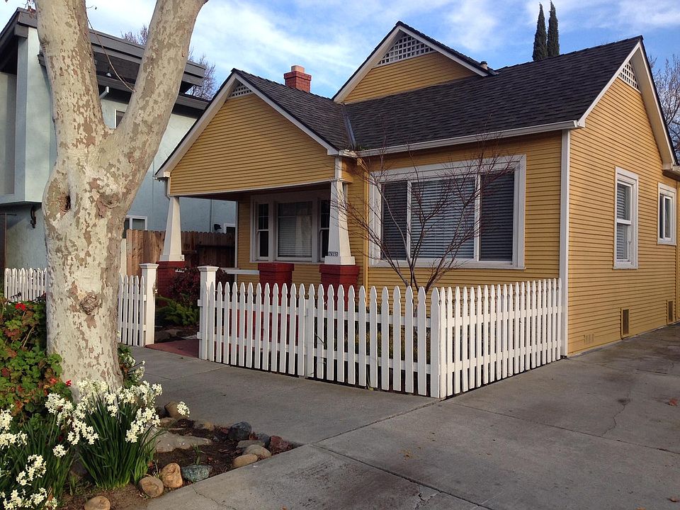 South facing Front Porch, Picket Fence; a great place to hang out!