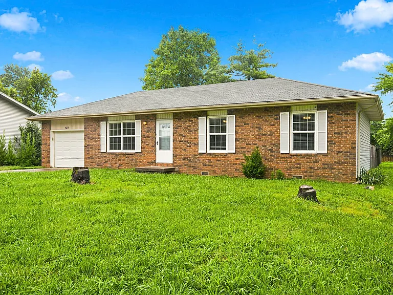 511 E Dyann Dr — Photo 3