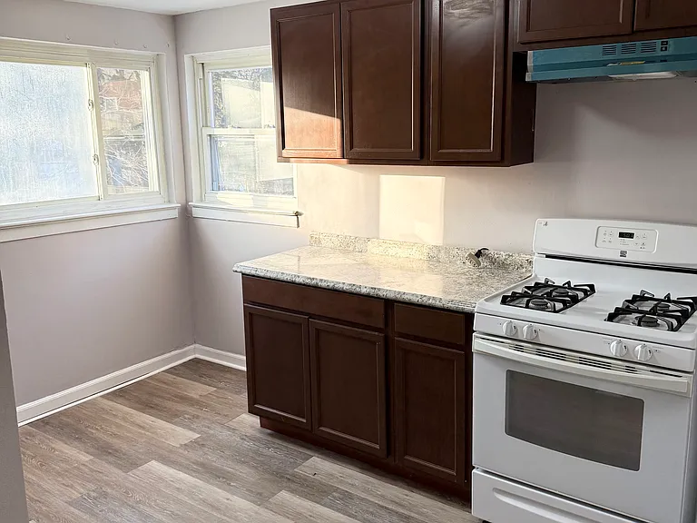512 Macfarlane Dr — Photo 4