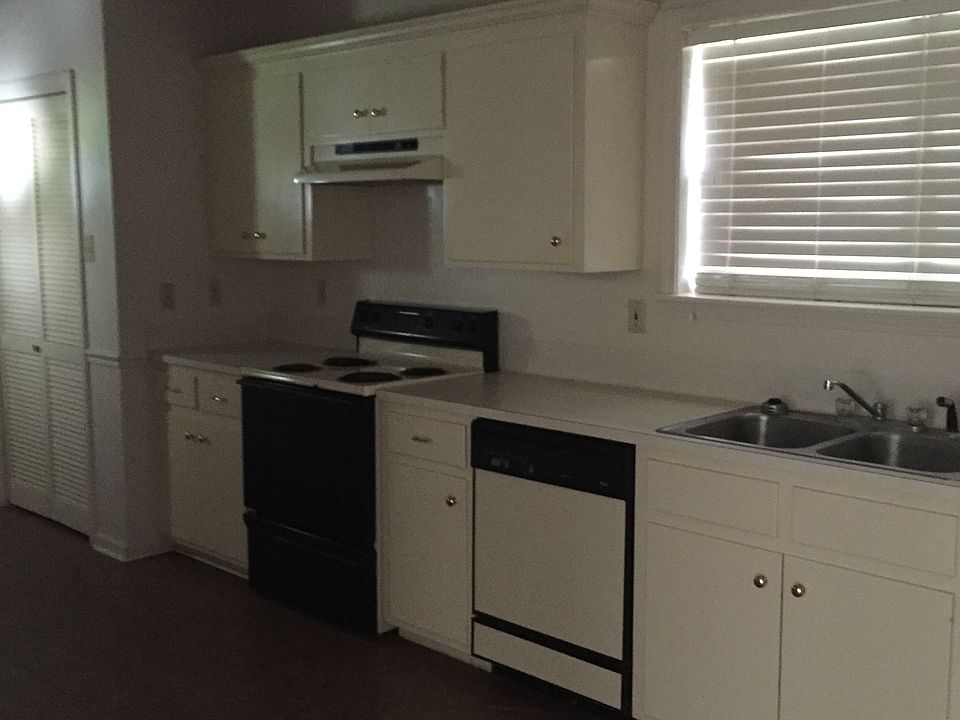 2nd image of 418 Decker St