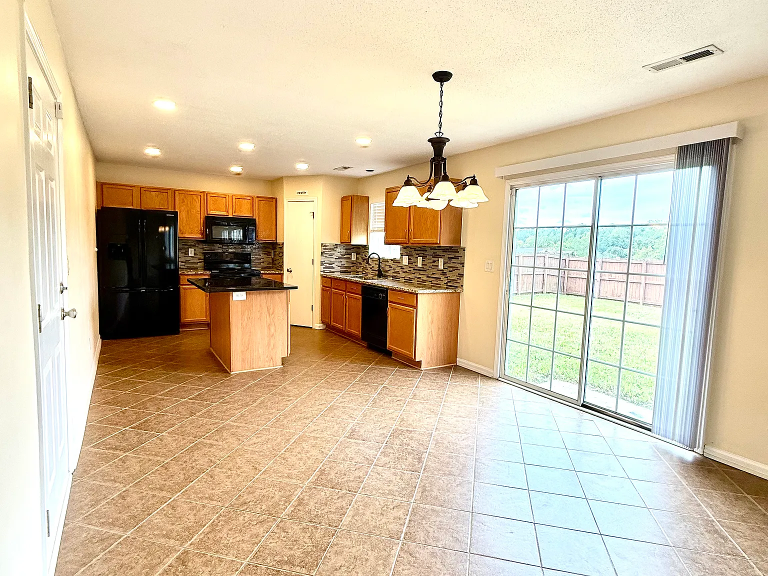 4 bed, 2.5 bath, 2349 sqft, $2,100 — Photo 4