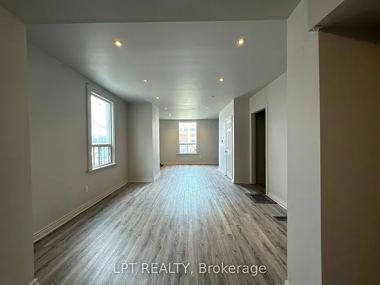 37 Elizabeth St N — Photo 4