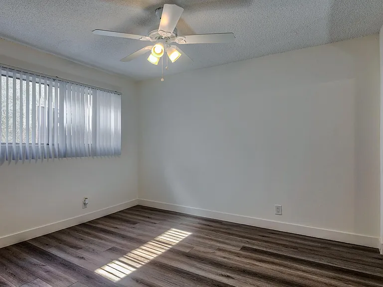 Lanark Park Apartments — Photo 12