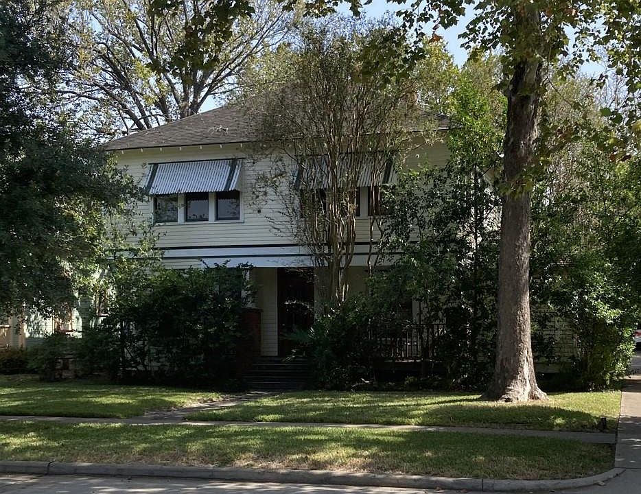 Street view. This unit is upstairs on the right, driveway side of the building.