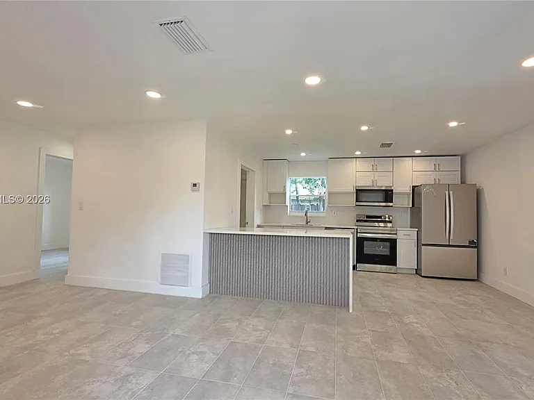1700 N Cypress Rd — Photo 3