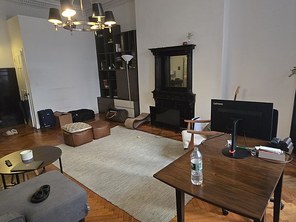 3rd image of 311 W 72nd St #1E