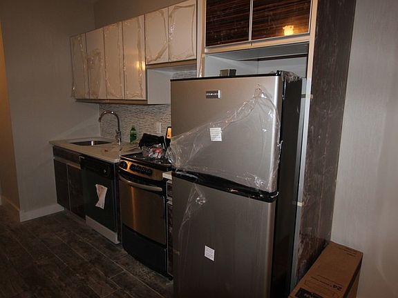 5th image of 206 Scholes St Bsmt L